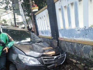 Innova Seruduk Mobil hingga Motor di Jakpus, 3 Orang Terluka