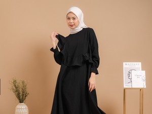 7 Inspirasi Gaya Midi Dres dan Hijab, Feminin Simpel Bikin Terlihat Langsing