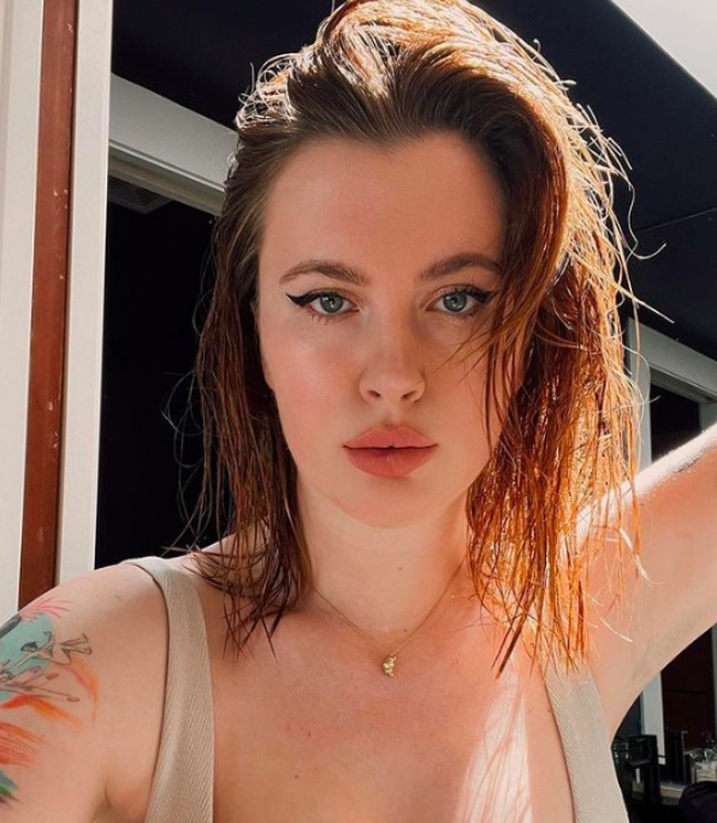 3. Ireland Baldwin Dikontrak Menjadi Model Ireland Baldwin memulai kariernya sebagai model pada 2013. Dia dikontrak agensi model IGM. Dan setelah itu karier modellingnya cukup baik. Dia pernah menjadi model untuk brand Guess. Setelah menjadi model, Ireland juga terjun di dunia akting. Foto: dok. Instagram/@irelandirelandireland