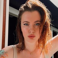 3. Ireland Baldwin Dikontrak Menjadi Model Ireland Baldwin memulai kariernya sebagai model pada 2013. Dia dikontrak agensi model IGM. Dan setelah itu karier modellingnya cukup baik. Dia pernah menjadi model untuk brand Guess. Setelah menjadi model, Ireland juga terjun di dunia akting. Foto: dok. Instagram/@irelandirelandireland