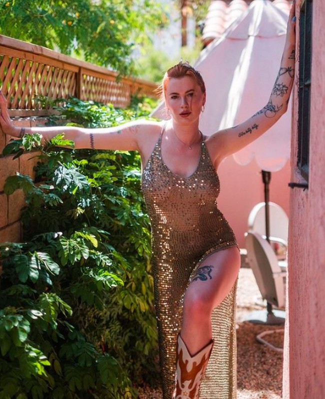 4. Ireland Baldwin Pernah Anoreksia Di 2018, Ireland Baldwin mengungkapkan bahwa dia berjuang dengan anoreksia. Dia mengaku sangat sulit menemukan self love pada dirinya. “Aku berjuang dengan banyak gangguan makan dan masalah kepercayaan diri saat masih remaja dan itu membuatku sulit menemukan kecintaan pada diri dan penerimaan. Percayalah, semua sakit dan destruksi yang aku sebabkan pada diriku tidaklah sepadan,” ungkap Ireland di Instagramnya. Foto: dok. Instagram/@irelandirelandireland