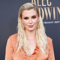 6. Tidak Ada yang Tahu Tentang Tragedi Tersebut Dia mengaku tidak memberitahu siapapun kecuali perawat yang merawatnya tak lama setelah itu terjadi, termasuk pacarnya saat itu atau bahkan orang tuanya, Kim Basinger dan Alec Baldwin. “Aku menyimpan rahasia itu di dasar air selama bertahun-tahun, dan karena aku melakukan itu, itu menyebab banyak luka dan rasa sakit bagiku dan orang yang aku cintai,” ucapnya. Foto: Vivien Killilea/Getty Images