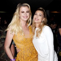 2. Ireland Baldwin Bersepupu dengan Hailey Baldwin Banyak yang mengira Ireland Baldwin dan Hailey Baldwin adalah kakak beradik. Keduanya memang masih bersaudara, namun bersepupu. Ayah Ireland dan ayah Hailey kakak beradik. Ireland dan Hailey memiliki hubungan yang cukup dekat. Foto: Vivien Killilea/Getty Images