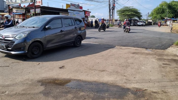 Jalan Raya Cipayung yang rusak mulai diperbaiki (Dwi Rahmawati-detikcom)