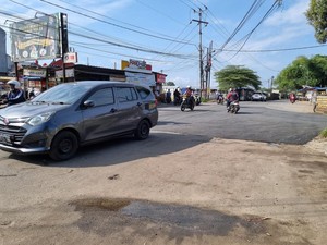 Jalan Rusak di Cipayung Depok Mulai Diperbaiki