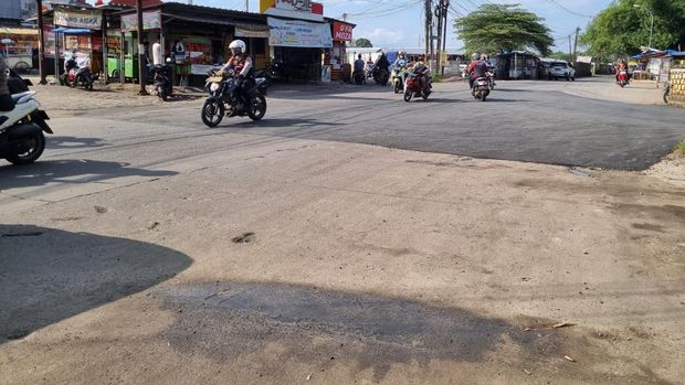 Jalan Raya Cipayung yang rusak mulai diperbaiki (Dwi Rahmawati-detikcom)