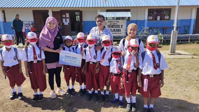 Murid-murid SDN 2 Lelogama, Amfoang Selatan, NTT tengah bergembira. Mereka telah menerima masker hingga peralatan sekolah baru dari hasil donasi sahabat baik.