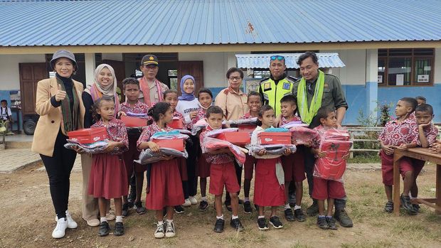 Murid-murid SDN 2 Lelogama, Amfoang Selatan, NTT tengah bergembira. Mereka telah menerima masker hingga peralatan sekolah baru dari hasil donasi sahabat baik.