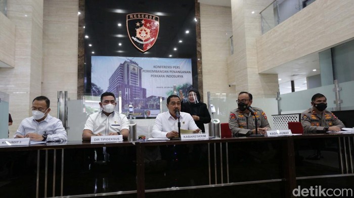 Kabareskrim Upayakan 2 Tersangka Indosurya Kembali Ditahan Dua tersangka Koperasi Simpan Pinjam (KSP) Indosurya telah bebas dari rutan karena masa penahanannya telah habis. Bareskrim Polri berupaya melakukan penahanan kembali.