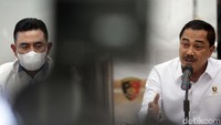 Agus mengatakan pihaknya bakal mencari segala cara untuk melakukan upaya paksa penahanan kedua tersangka tersebut. Kedua tersangka itu adalah Henry Surya dan Junie Indria.