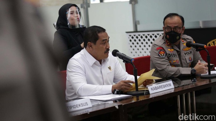 Kabareskrim Upayakan 2 Tersangka Indosurya Kembali Ditahan Dua tersangka Koperasi Simpan Pinjam (KSP) Indosurya telah bebas dari rutan karena masa penahanannya telah habis. Bareskrim Polri berupaya melakukan penahanan kembali.
