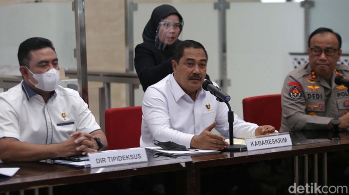 Kabareskrim Upayakan 2 Tersangka Indosurya Kembali Ditahan Dua tersangka Koperasi Simpan Pinjam (KSP) Indosurya telah bebas dari rutan karena masa penahanannya telah habis. Bareskrim Polri berupaya melakukan penahanan kembali.