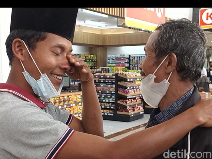 Kakek Muhadi Kakek Muhadi tiba di Bandara Juanda Sidoarjo. Kedua anaknya langsung memeluk erat sambil menangis haru, melepas kangen setelah 30 tahun berpisah.