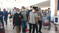 Saat Kakek Muhadi dijemput di Bandara Juanda/Foto: Adhar Muttaqin/detikJatim