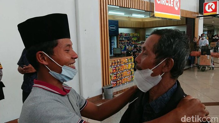Kakek Muhadi Kakek Muhadi tiba di Bandara Juanda Sidoarjo. Kedua anaknya langsung memeluk erat sambil menangis haru, melepas kangen setelah 30 tahun berpisah.