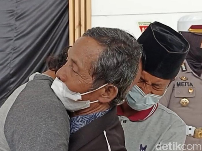 Kakek Muhadi Kakek Muhadi tiba di Bandara Juanda Sidoarjo. Kedua anaknya langsung memeluk erat sambil menangis haru, melepas kangen setelah 30 tahun berpisah.