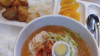 Menu yang ditawarkan oleh kantin YG Entertainment kebanyakan menu khas Korea. Seperti naengmyeon sat ini yang rasanya asam pedas menyegarkan. Foto: site news