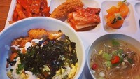 Menu lainnya ada berupa rice bowl dengan paket lengkap. Satu paketnya terdiri dari banchan dan sup tauge bening. Foto: site news