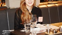 Wendy Red Velvet pernah makan di kafe SMTOWN saat malam hari. Begini cantiknya Wendy saat akan menyantap makanan di sana. Foto: site news