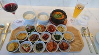 Makanan yang ditawarkan kafe SM Entertainment ini sangat beragam. Tak hanya makanan ringan, tapi ada juga menu makanan Korea lengkap. Foto: site news