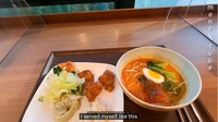 Menu makanan yang ada di JYP BOB ini beragam. Saat itu Dahyun TWICE pernah menikmati semangkuk ramen dengan lauk pendamping chicken karaage dan salad. Foto: site news