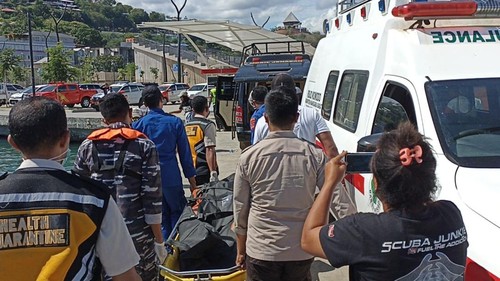 Evakuasi korban tenggelam dalam insiden kapal tenggelam di perairan dalam wilayah Taman Nasionak Komodo. Labuan Bajo, Manggarai Barat, NTT, Selasa (28/6/2022).