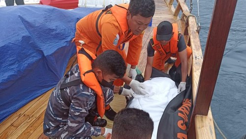 Evakuasi korban tenggelam dalam insiden kapal tenggelam di perairan dalam wilayah Taman Nasionak Komodo. Labuan Bajo, Manggarai Barat, NTT, Selasa (28/6/2022).