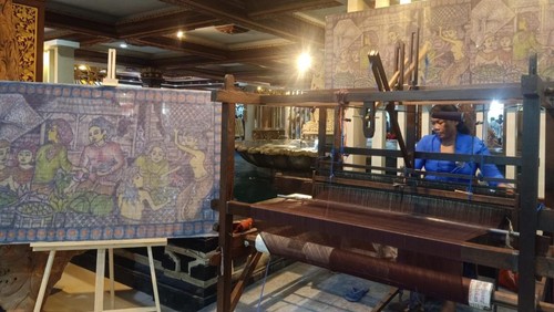 Karyawan perusahaan tenun Putri Ayu, Gusti Ayu Raka tengah melakukan demo menenun di Art Center Denpasar beberapa waktu lalu.