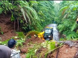 Jalur Erek-erek Ijen Banyuwangi Kembali Longsor, Alat Berat Diterjunkan