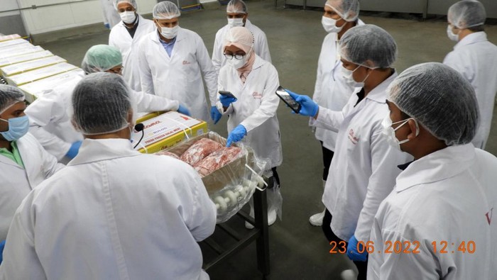 BULOG pastikan daging kerbau beku yang datang dari India bebas PMK. Hal ini diyakini dengan mengutus Direktur Bisnis BULOG melakukan inspeksi langsung ke India.
