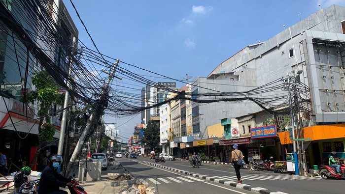 Kebel semrawut di Pecenongan Gambir, Jakarta Pusat. Tak hanya itu, tiang penyanggah pun miring. Selasa (28/7/2022).