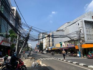 DKI Bakal Potong Kabel Semrawut-Cabut Tiang Miring di Jl Pecenongan