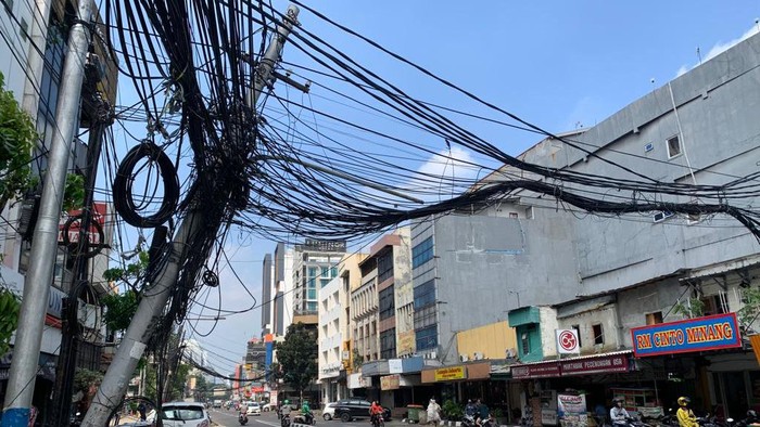 Kebel semrawut di Pecenongan Gambir, Jakarta Pusat. Tak hanya itu, tiang penyanggah pun miring. Selasa (28/7/2022).