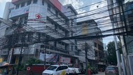 Warga Jl Pecenongan: Kabel Semrawut Bikin Nyangkut, Tiang Miring Bikin Ngeri