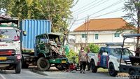 Identitas Korban Tewas Yang Motornya Tergencet 2 Truk Di Bungah Gresik