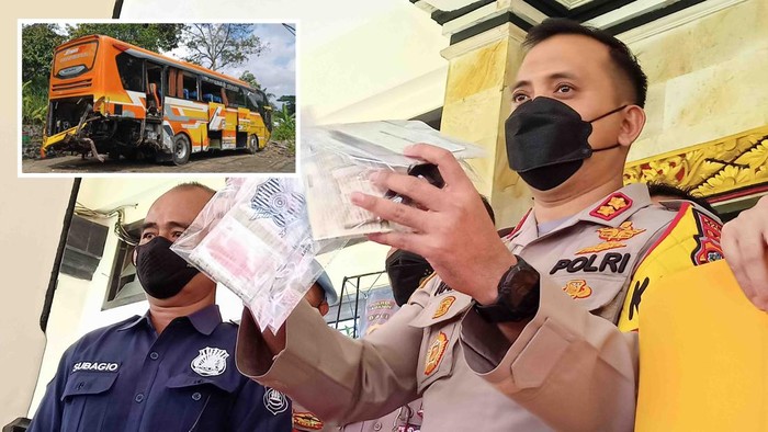 Kapolres Tabanan AKBP Ranefli Dian Candra menunjukkan barang bukti yang terdiri dari beberapa STNK kendaraan dalam tabrakan beruntun di Banjar Pacung, Desa/Kecamatan Baturiti, Senin (20/6/2022).