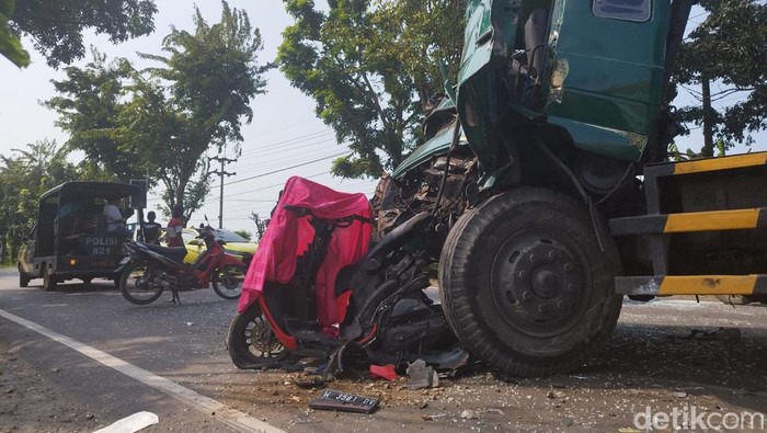 Kecelakaan maut di Jalan Raya Kemang, Kecamatan Bungah Gresik.