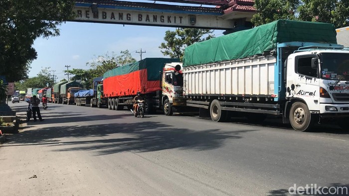 Kemacetan arus lalu lintas di jalur Pantura Rembang-Pati mulai masuk wilayah Kota Rembang, Selasa (28/6/2022) pukul 10.38 WIB.
