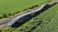 Kecelakaan yang melibatkan Kereta Amtrak itu terjadi pada Senin (27/6) sore waktu setempat. Kereta yang sedang dalam perjalanan dari Los Angeles ke Chicago itu menabrak sebuah truk sampah di perlintasan kereta api umum di daerah Mendon, Missouri.