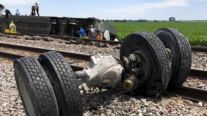 Kereta Tabrak Truk Sampah di AS, Ratusan Penumpang Terluka In this photo provided by Dax McDonald, debris sits near railroad tracks after an Amtrak passenger train derailed near Mendon, Mo., on Monday, June 27, 2022. The Southwest Chief, traveling from Los Angeles to Chicago, was carrying about 243 passengers when it collided with a dump truck near Mendon, Amtrak spokeswoman Kimberly Woods said. (Dax McDonald via AP)