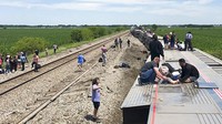 Peristiwa Kereta Amtrak tergelincir itu terjadi sehari setelah kereta lain yang dioperasikan Amtrak bertabrakan dengan kendaraan penumpang di perlintasan kereta api di California, yang mengakibatkan tiga kematian.