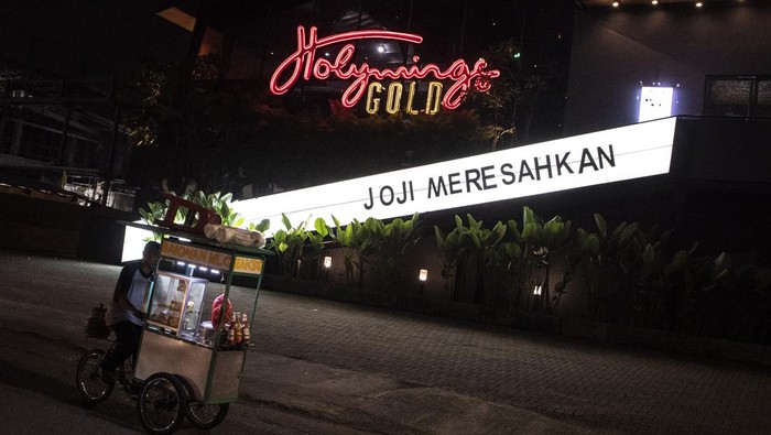 Kondisi Outlet Holywings Usai Izin Usaha Dicabut Buntut Promo Miras Pemprov DKI Jakarta mencabut izin usaha seluruh outlet Holywings di ibu kota. Pencabutan izin usaha Holywings itu dilakukan buntut kontroversi promo miras.