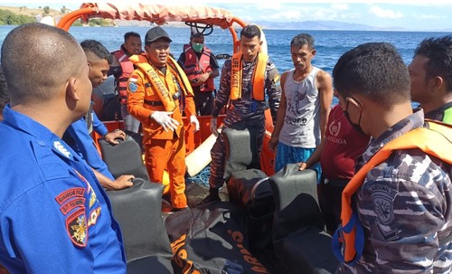 Evakuasi korban tenggelam dalam insiden kapal tenggelam di perairan dalam wilayah Taman Nasionak Komodo. Labuan Bajo, Manggarai Barat, Nusa Tenggara Timur (NTT), Selasa (28/6/2022).