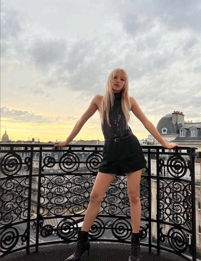 Lisa BLACKPINK diundang untuk menghadiri fashion show koleksi Spring/Summer 2023 Celine di Paris, Prancis. Ia memilih bergaya cewek mamba dengan outfit serba hitam. Foto: Instagram/@lalalalisa_m