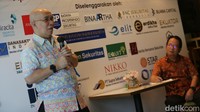 Legal & Compliance Division Head PT BRI Danareksa Sekuritas Sriwidjaja Rauf (kiri) didampingi Direktur Utama PT Aldiracita Sekuritas Indonesia Rudy Utomo saat Media Gathering Literasi dan Inklusi Keuangan 2022, di Jakarta, 28 Juni 2022.