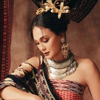 Penampilan Luna Maya semakin dipercantik dengan beragam aksesori berwarna keemasan seperti anting gantung, kalung, hingga hiasan kepala berbentuk bunga. Foto: Instagram/@lunamaya