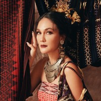 Penampilan Luna Maya itu kian menawan dengan makeup natural bernuansa nude dan lipstik matte berwarna coklat kemerahan. Foto: Instagram/@lunamaya