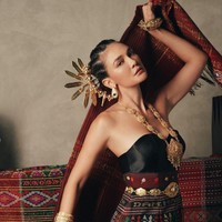 Beberapa netizen menyebut Luna Maya justru terlihat lebih menawan ketika mengenakan busana etnik seperti di dalam foto. Style etnik malah makin berdamage, komentar salah seorang netizen. Foto: Instagram/@lunamaya