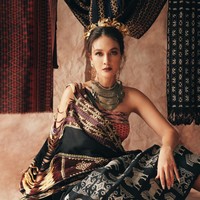 Melalui akun Instagram pribadinya, Luna Maya tampak membagikan fotonya saat pemotretan menggunnakan kain tradisional. Dalam pemotretan pertama dirinya tampil mengenakan kain tenun Nusa Tenggara Timur. Foto: Instagram/@lunamaya