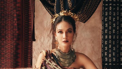 8 Pesona Luna Maya Berbalut Kain Tenun NTT & Ulos saat Pemotretan, Menawan